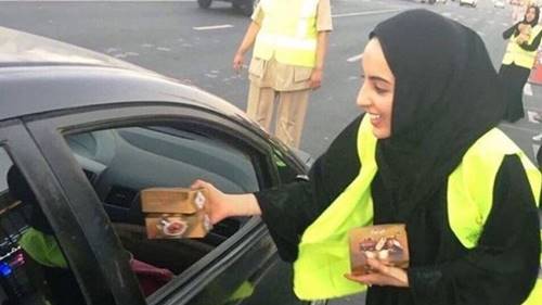 أصغر وزيرة إماراتية في العالم توزع وجبات الإفطار للصائمين في الشوارع